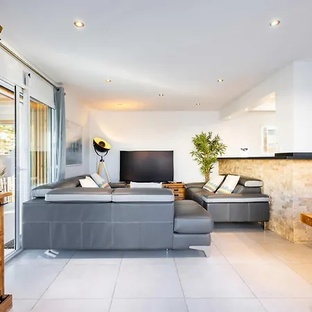 Anja Heated Pool & Jacuzzi Family